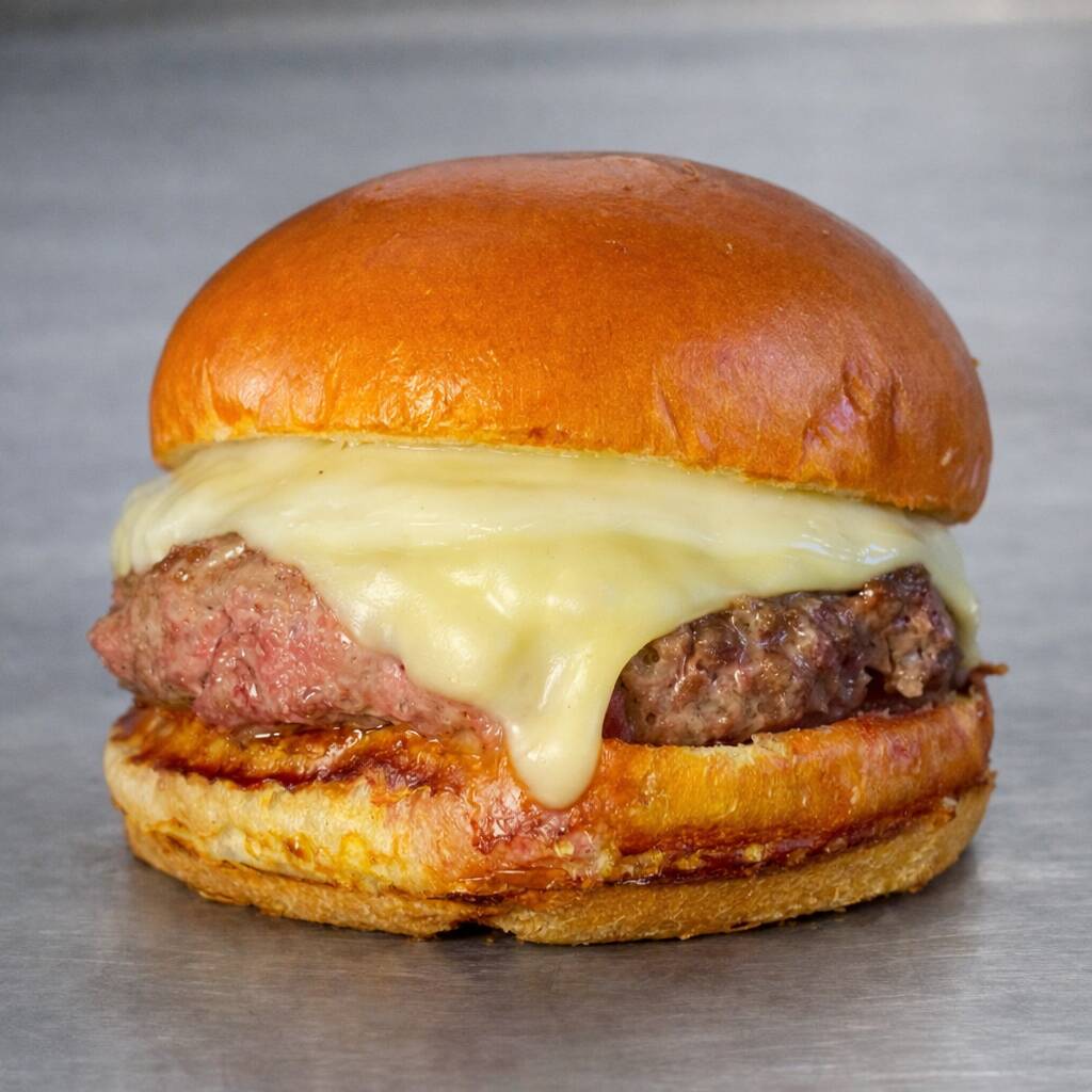 130g carne , pão chapeado na manteiga de garrafa , queijo mussarela e maionese caseira, alface e tomate
