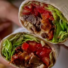 Alcatra no pão folha, muçarela derretida, cebola frita, mix verdes, tomate e taratour