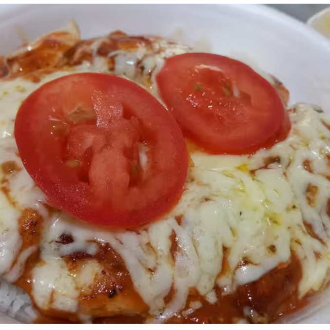 DELEICIOSO ARROZ CASEIRO FEIJAO FRESQUINHO FILE DE FRANGO GRELHADO COM QUEIJO MUSSARELA COM TOMATE