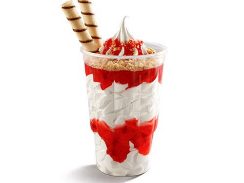 Bebida láctea sabor baunilha com uma super camada de cobertura de morango e ainda por cima com farofa de paçoca. O canudo completa a tentação