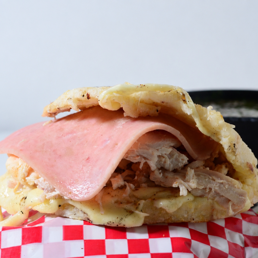 Arepa Queso, Pollo y jamón