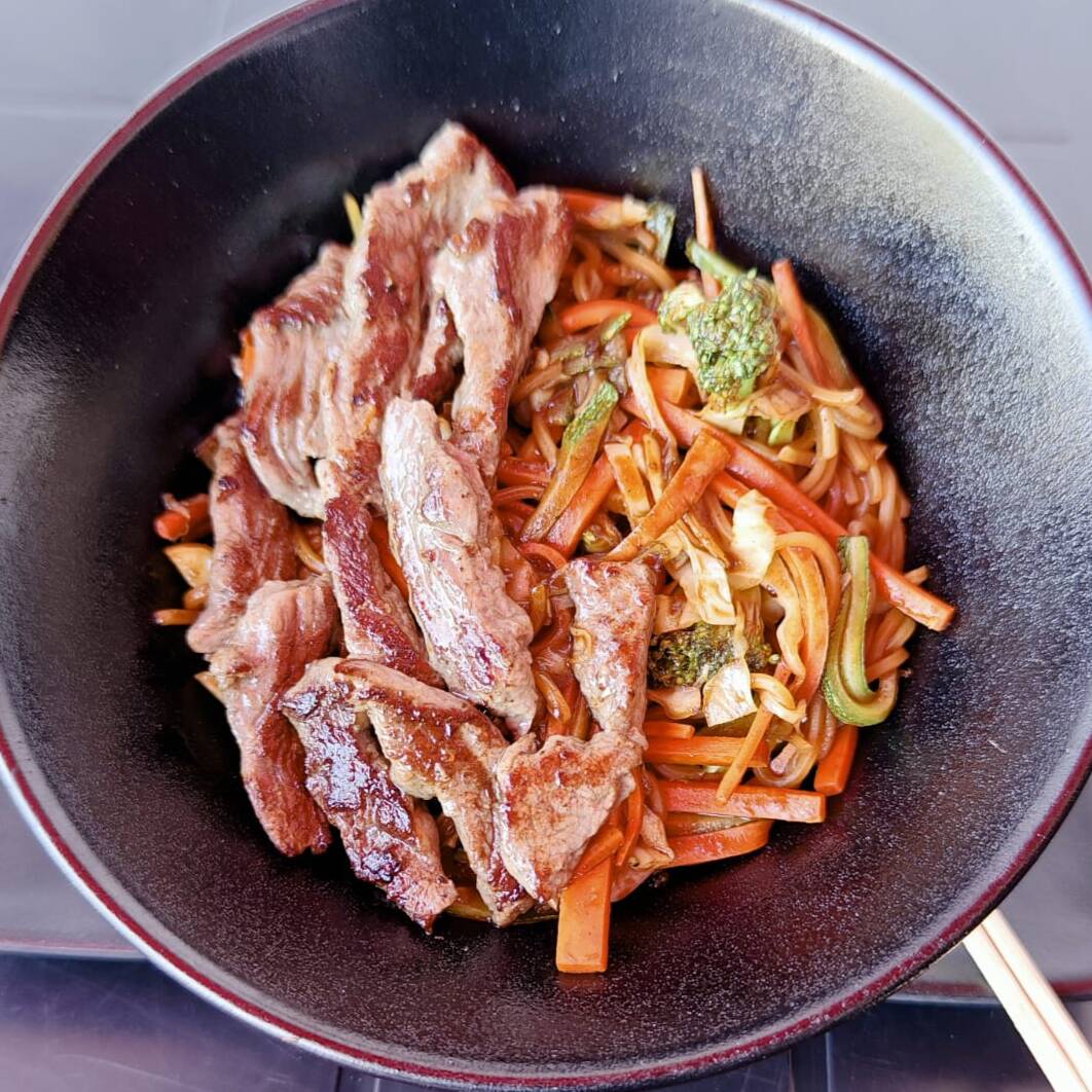 Yakisoba de arrachera.