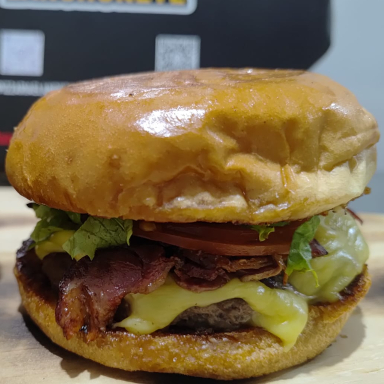 Pão brioche,hambúrguer,queijo prato,alface,tomate e maionese.