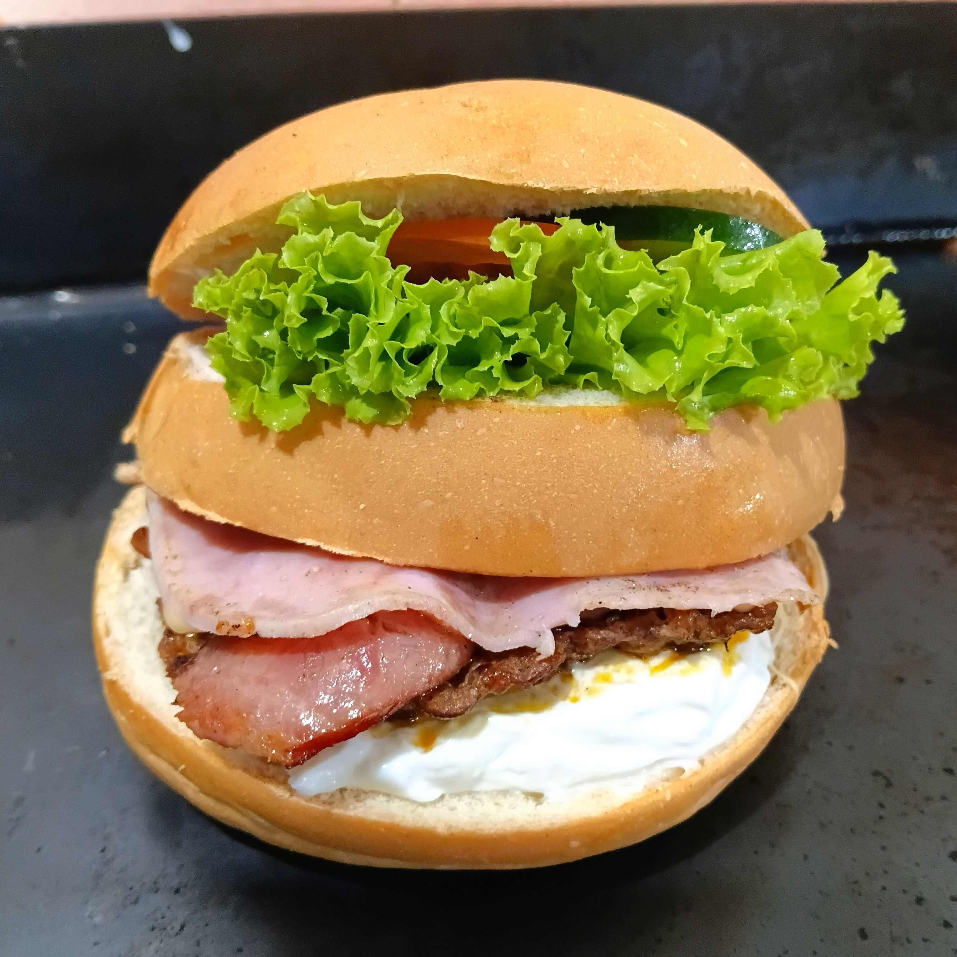 Pão bola, carne, calabresa, queijo, presunto, salada, creme da casa e batata palha.