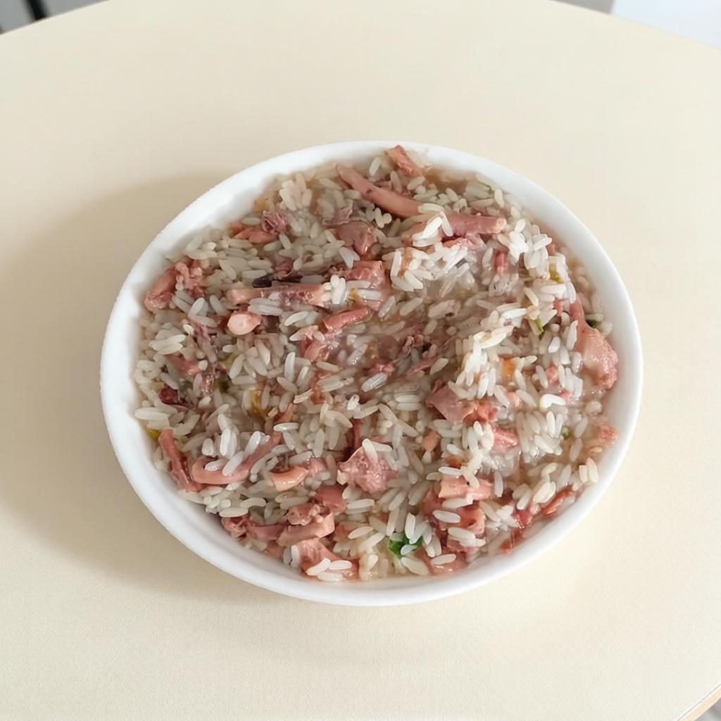 Descubra os sabores intensos da nossa suculenta 'Quentinha de Arroz de Polvo'. Servida em um generoso pote de 700 ml, este prato é uma verdadeira delícia marinha, apresentando pedaços robustos e tenros de polvo autêntico. Sinta o gosto do mar em cada garfada, enquanto os pedaços de polvo se misturam harmoniosamente com o arroz perfeitamente cozido. Nossa 'Quentinha de Arroz de Polvo' é uma guarnição impressionante que certamente irá agradar os amantes de frutos do mar e transformar qualquer refeição em uma experiência culinária requintada.