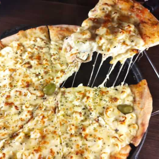 Molho de tomate caseiro, mozarela, requeijão cremoso e provolone.