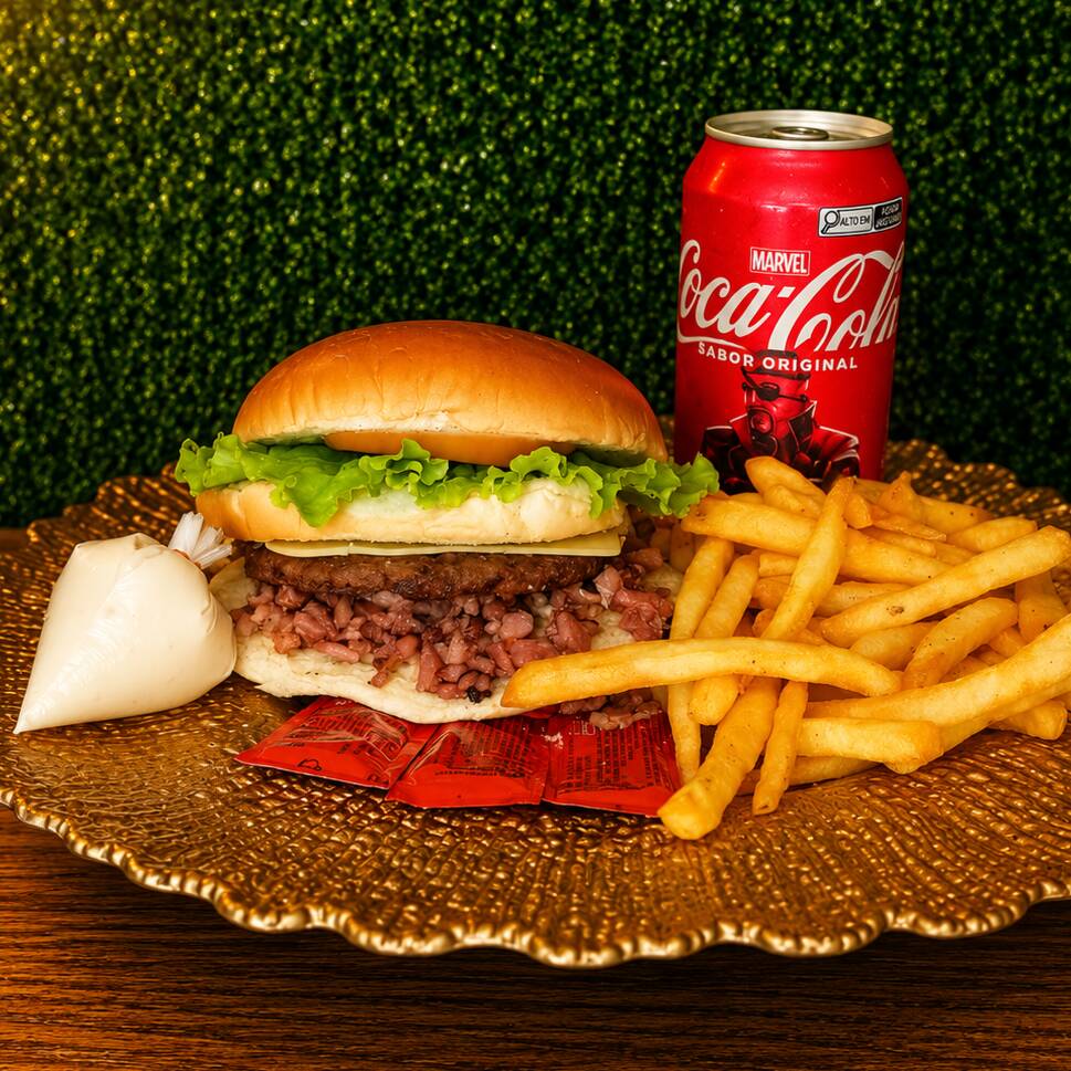 Pão, Carne, Bacon,Mussarela, Alface, Maionese Caseira, Tomate, Milho, Batata Palha.
200g de Batata Frita Coca Lata
