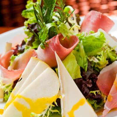 Mix de folhas,pera, presunto de Parma, queijo brie e molho de mostarda com mel