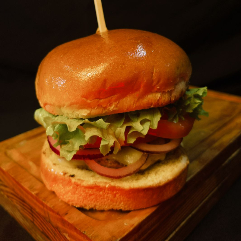 CARNE ANGUS + MOLHO DA CASA + MUÇARELA + CEBOLA ROXA + ALFACE + TOMATE