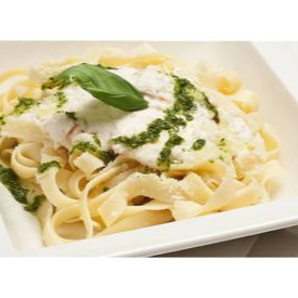 Talharim cozido al dente, envolvido em um cremoso molho branco preparado com ingredientes selecionados, garantindo sabor suave e textura aveludada.