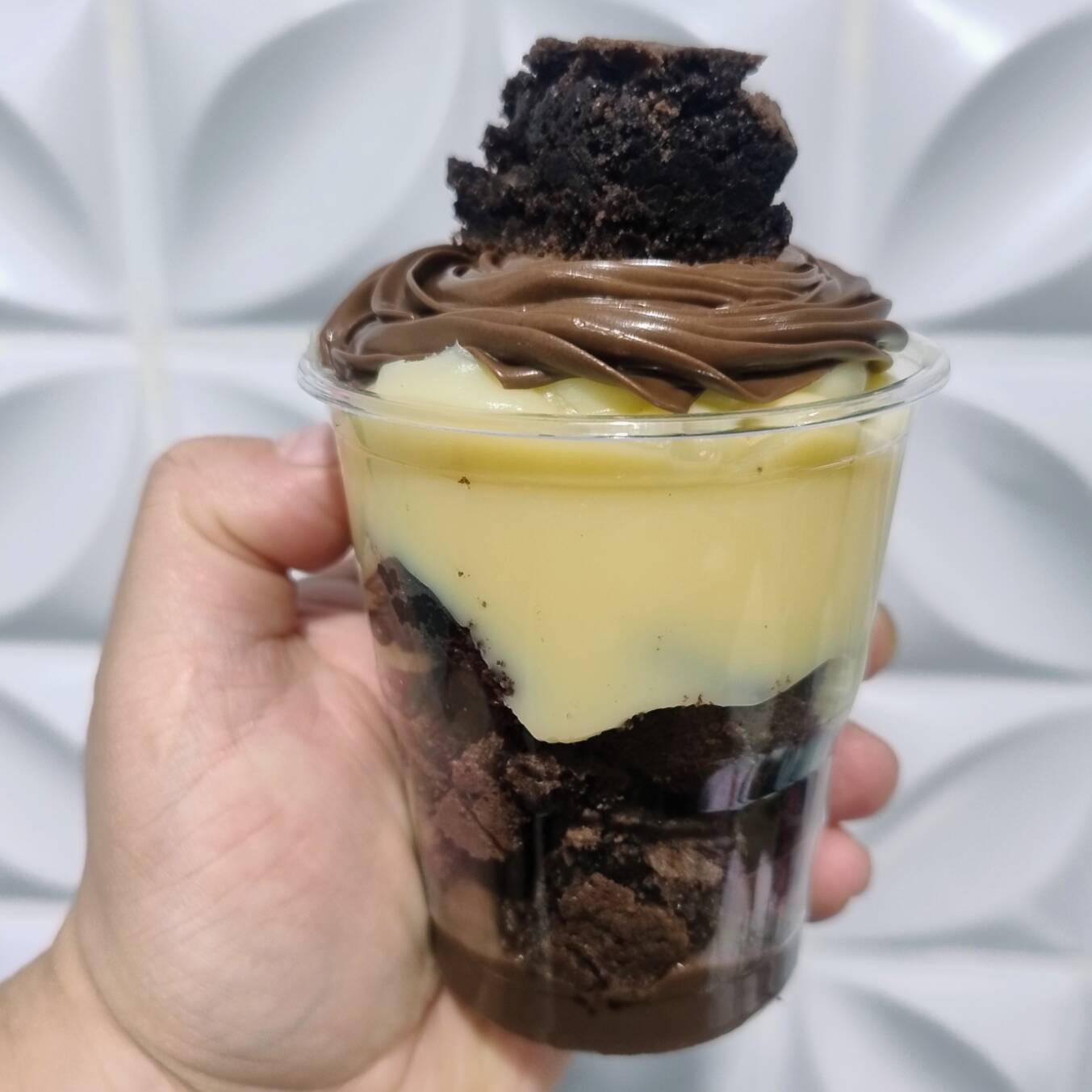 Copo da felicidade: Brownie , recheio cremoso de ninho , finalizado com Nutella e Brownie..Nossos copos da felicidade são montados na hora , para garantir um produto fresco e de qualidade. Embalagem de 220 ml(Aprox 250).