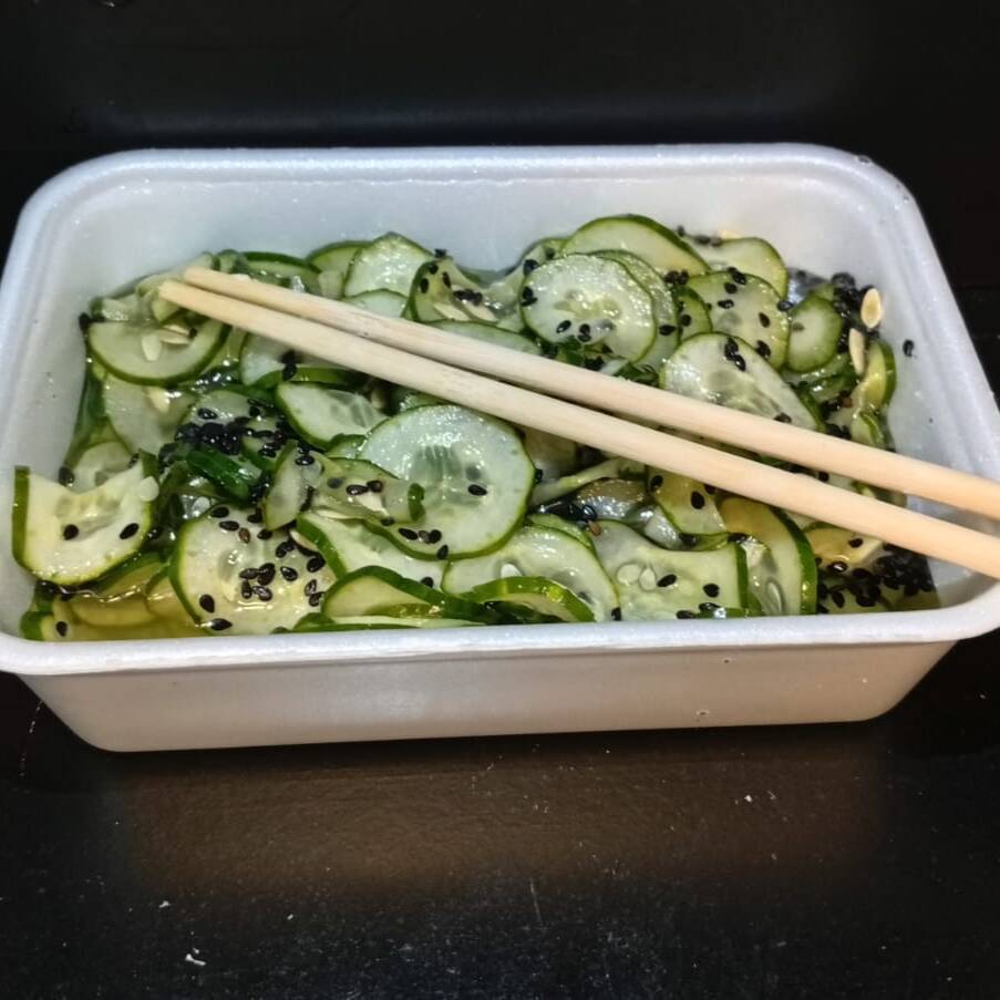 Pepino japonês em finas fatias, marinado em molho agridoce e finalizado gergelim. Total de 200g