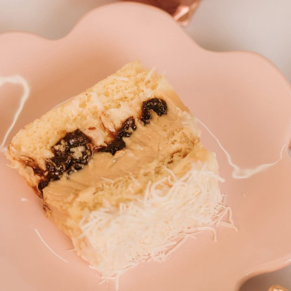 Deliciosa Massa branca fofinha e molhadinha, Recheio Cremoso de Coco, Doce de Leite e Ameixa.