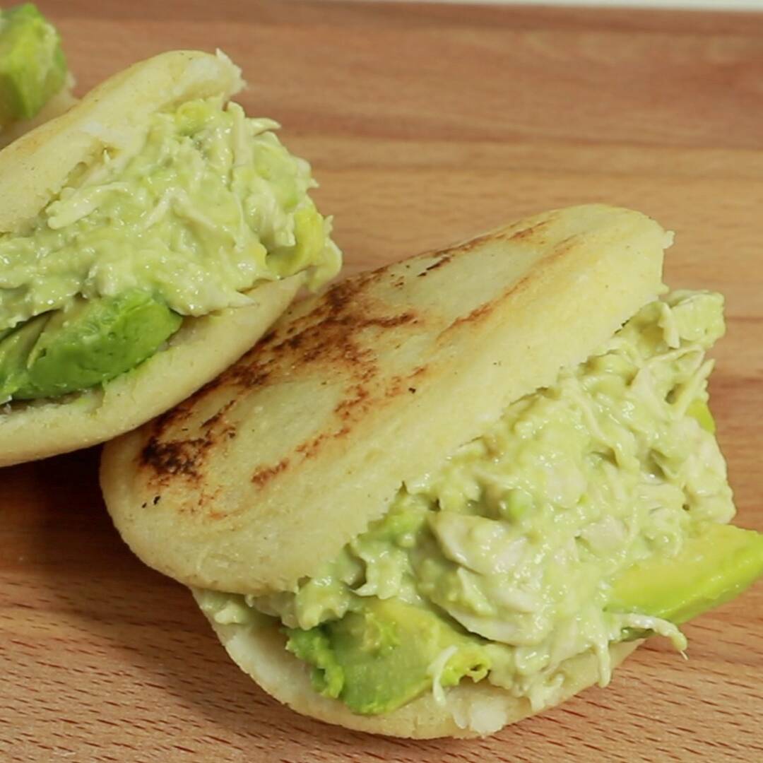 Arepa Venezolana Rellena Reina Pepiada