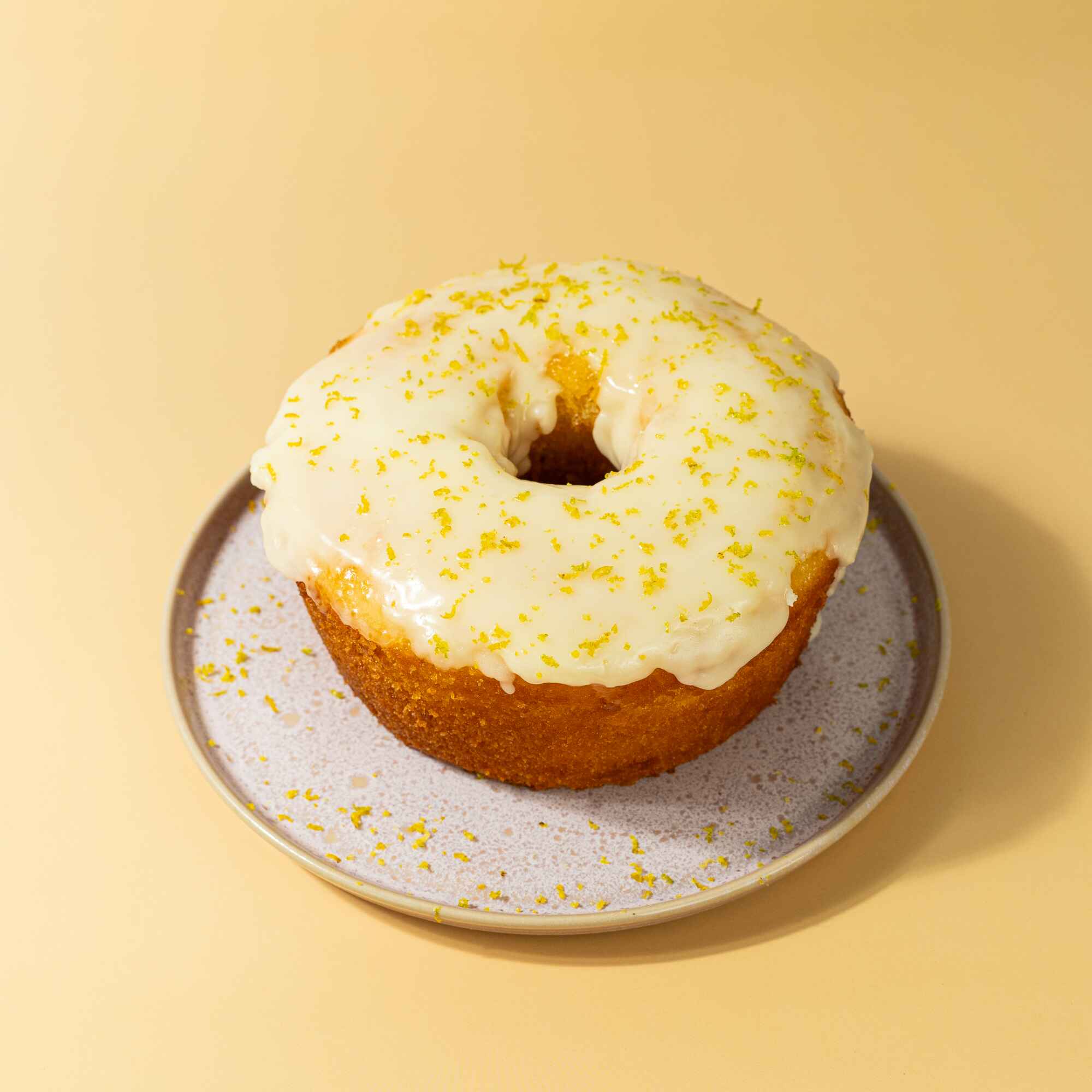 Feito com iogurte natural e suco de laranja, ainda leva casquinha açucarada da fruta fresca, o que deixa o bolo ainda mais saboroso.
Serve 8 fatias.