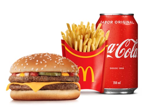 Dois deliciosos hambúrgueres de carne 100% bovina, queijo cheddar derretido, picles, cebola picada, ketchup e mostarda, acompanhamento e bebida