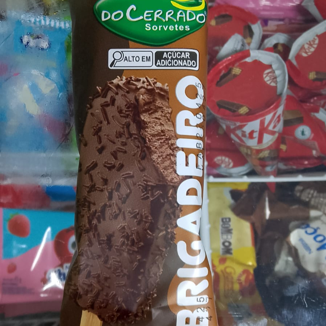 Picolé sabor brigadeiro com cobertura de chocolate granulado. 63 gr
