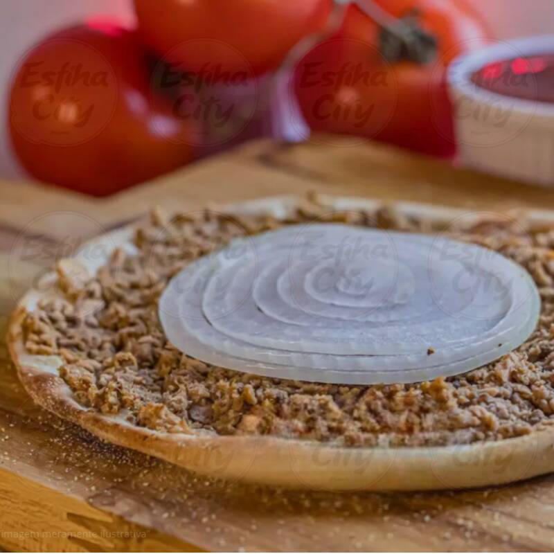 Atum saboroso coberto com cebolas frescas.