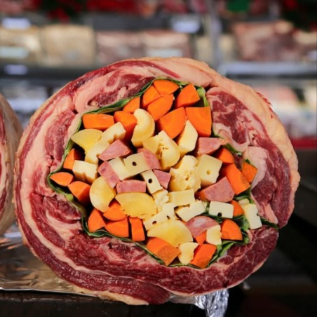 Lagarto resfriado e recheado com bacon, calabresa, cenoura colve.