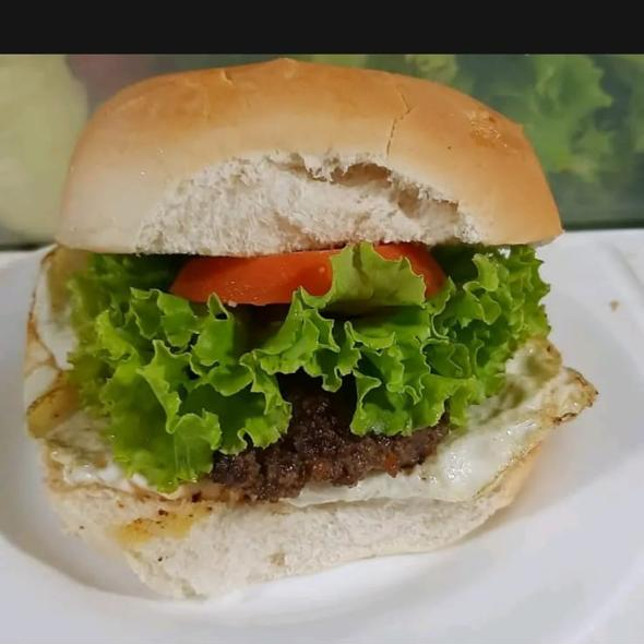 Pão bola, carne, ovo, salada.