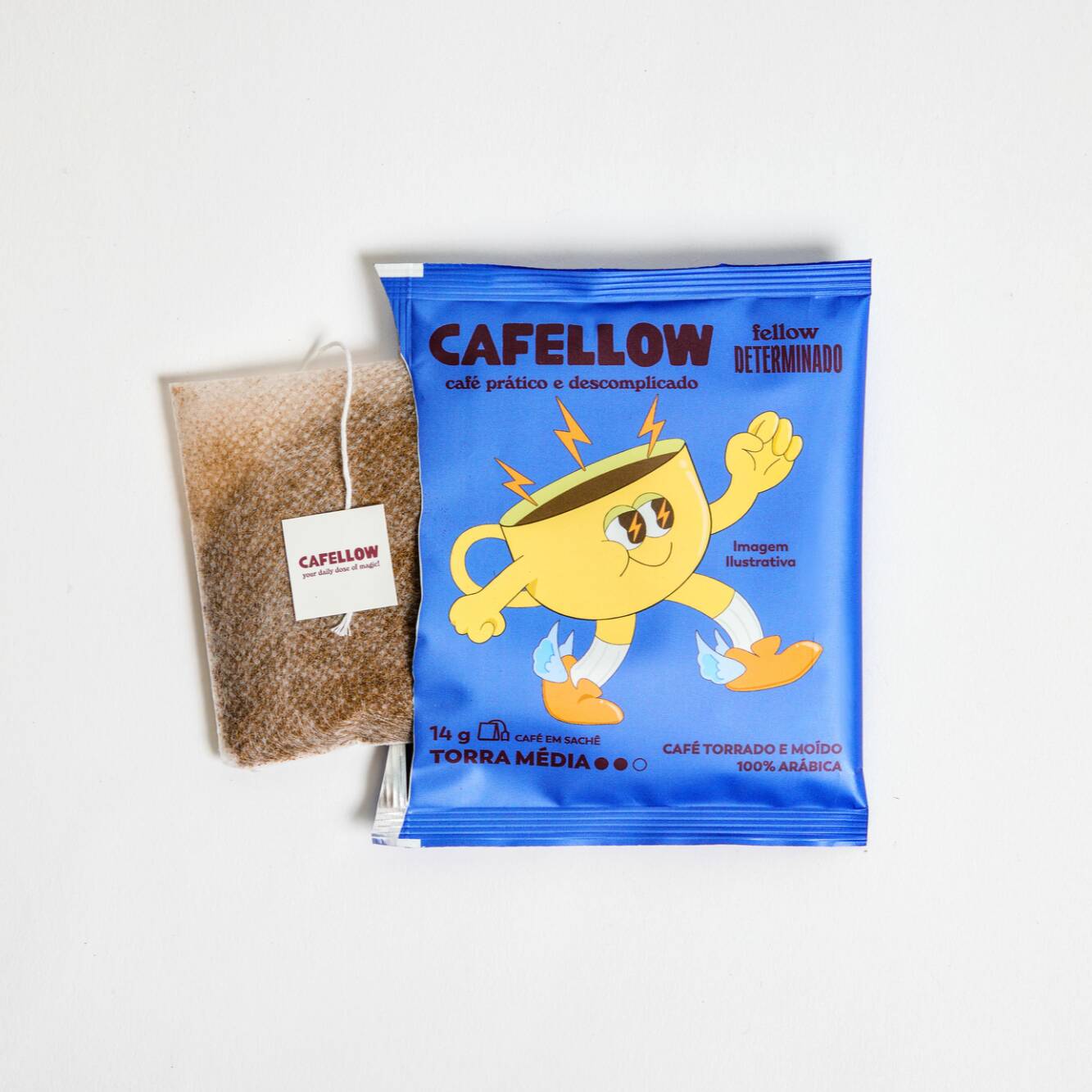 O Fellow Determinado é para quem não negocia a qualidade do café, nem quando está viajando, trabalhando fora ou no meio de uma rotina sem pausa. Feito com grãos de café 100% arábica selecionados , mas sem coador, sem louça, sem complicação. Só o sachê, água quente e um copo.