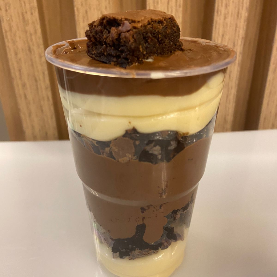 Delicioso ninho cremoso, pedaços de brownie molhadinho e creme de avelã