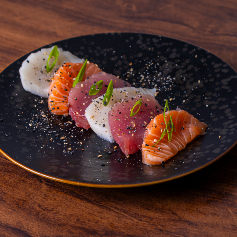 Salmão, peixe branco, kani, atum, camarão e polvo.