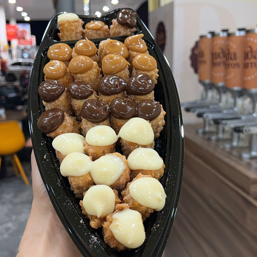 Com 28 mini churros recheados: doce de leite, chocolate, ninho e goiabada e adicional de nutella.