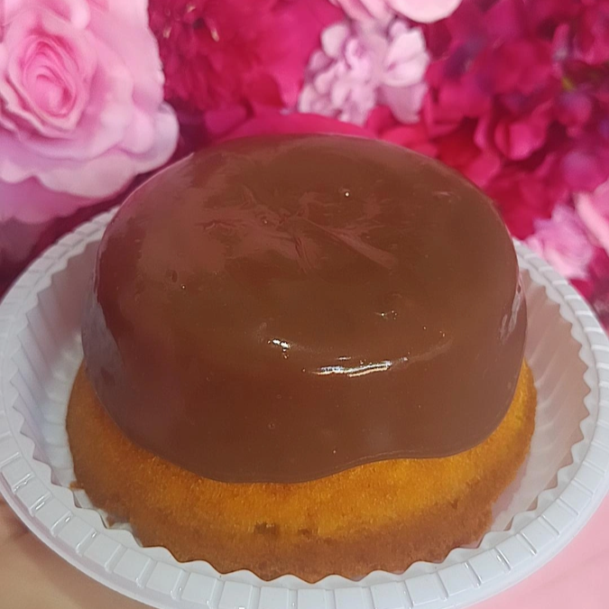 Delicioso bolo de cenoura com cobertura de chocolate, feito direto da fruta 100% artesanal mini vulcão 500 gramas