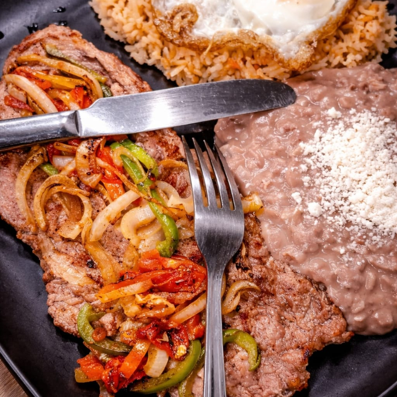 Pechuga de pollo asada con mole y dos guarniciones