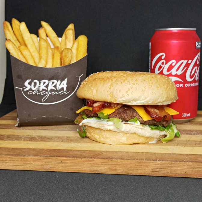 Nosso combo com smash burguer com pão gergelim , queijo cheddar ...com uma porção de batata frita pequena com um refri de 350ml
