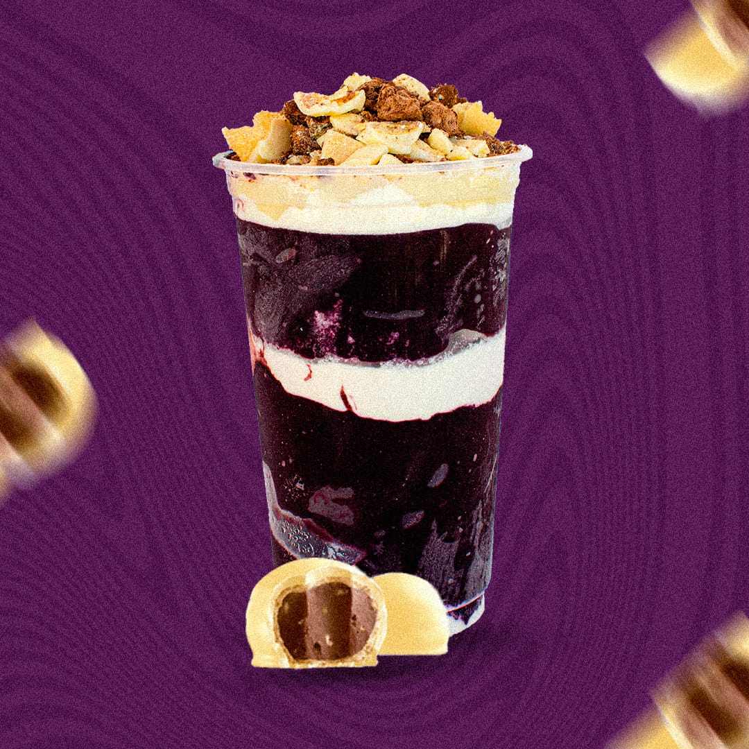 Açaí em camadas de leite em pó, leite condensado e bombom Ouro Branco.