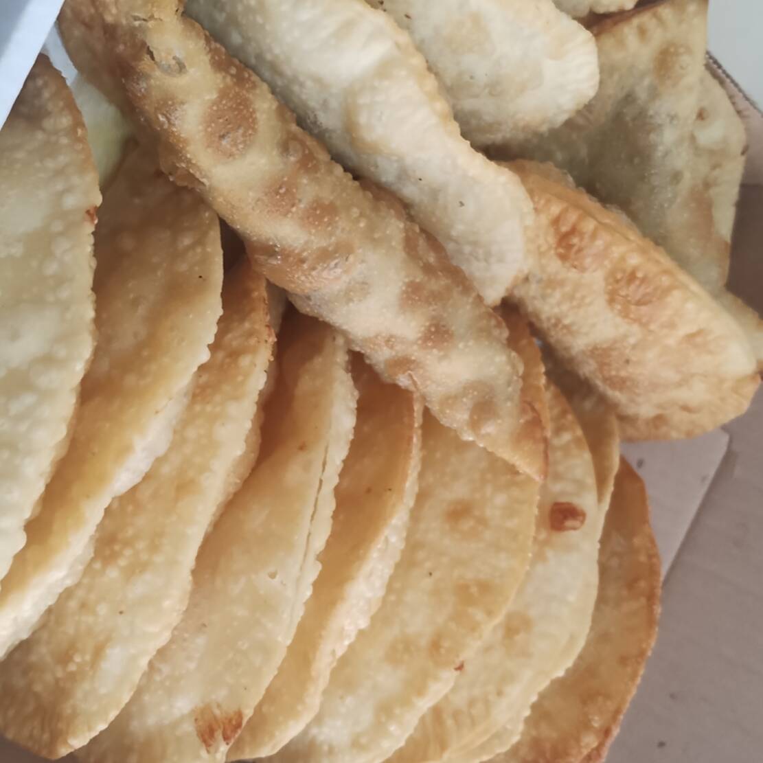 16 unidades sendo
8 queijo
8 carne
Mais 1 coca 2 litros