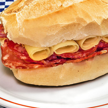 pão francês, salame e queijo