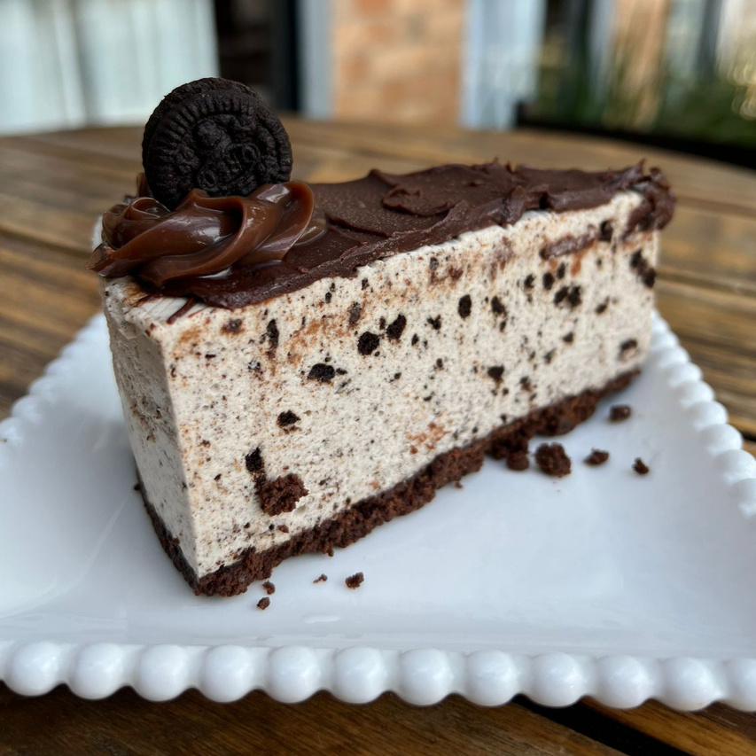massa de cream cheese e oreo, com uma camada de chocolate em cima, finalizado com chocolate e biscoito em cima!