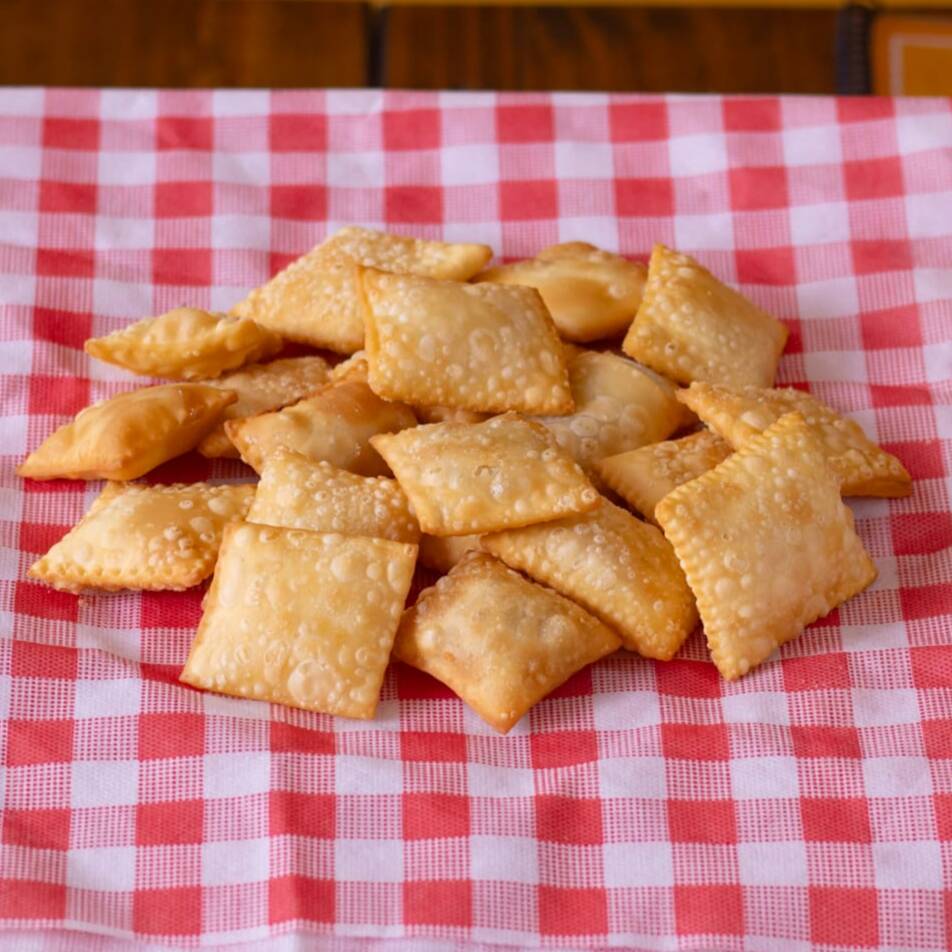 Reinventamos um clássico e apresentamos a você a Porção de Mini Pastéis de Carne e Queijo. Com um tamanho aproximado de 4x3cm, essas delícias possuem um sabor inigualável. O pedido conta com 15 Mini Pastéis de Carne, cuidadosamente recheados com carne selecionada e temperada à perfeição. Além disso, são acompanhados por 15 Mini Pastéis de Queijo, cujo recheio cremoso e saboroso vai te surpreender. Ideal para compartilhar momentos agradáveis com amigos e família, ou para aquele lanche rápido durante o Dia. Experimente!