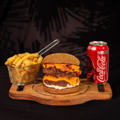 Hamburguer Artesanal Lanche, Batata, Refrigerante 350ml. Foto Ilustrativa.