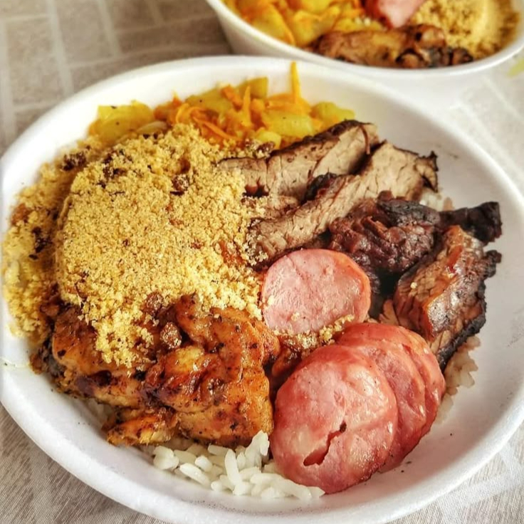 Churrasquinho de carne, frango e toscana, acompanha feijão tropeiro, arroz e salada à vinagrete