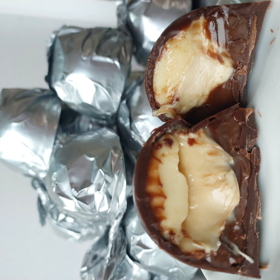 Casquinha de chocolate blend, recheada com brigadeiro de ninho, uma camada generosa de creme de Kinder e creme de chocolate nobre (45g).
