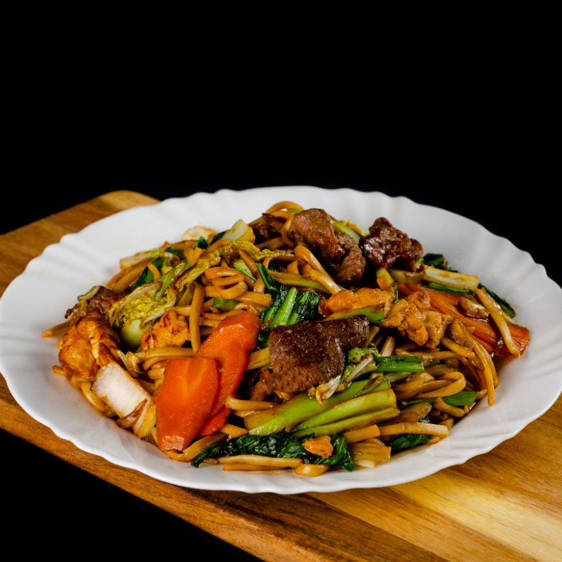 uma massa refogada com legumes e proteína(carne, frango e legumes). Você pode escolher um desses também ou retirar algum item