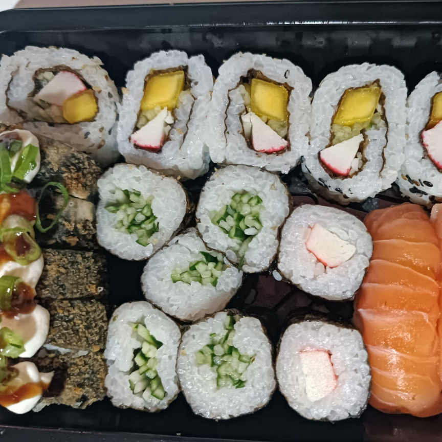 COMBO VAI COM 05 HOT ROLL DE SALMÃO, 05 URAMAKI CALIFÓRNIA, 05 HOSSOMAKI DE PEPINO, 03 NIGUIRI DE SALMÃO E 02 HOSSOMAKIS DE KANI