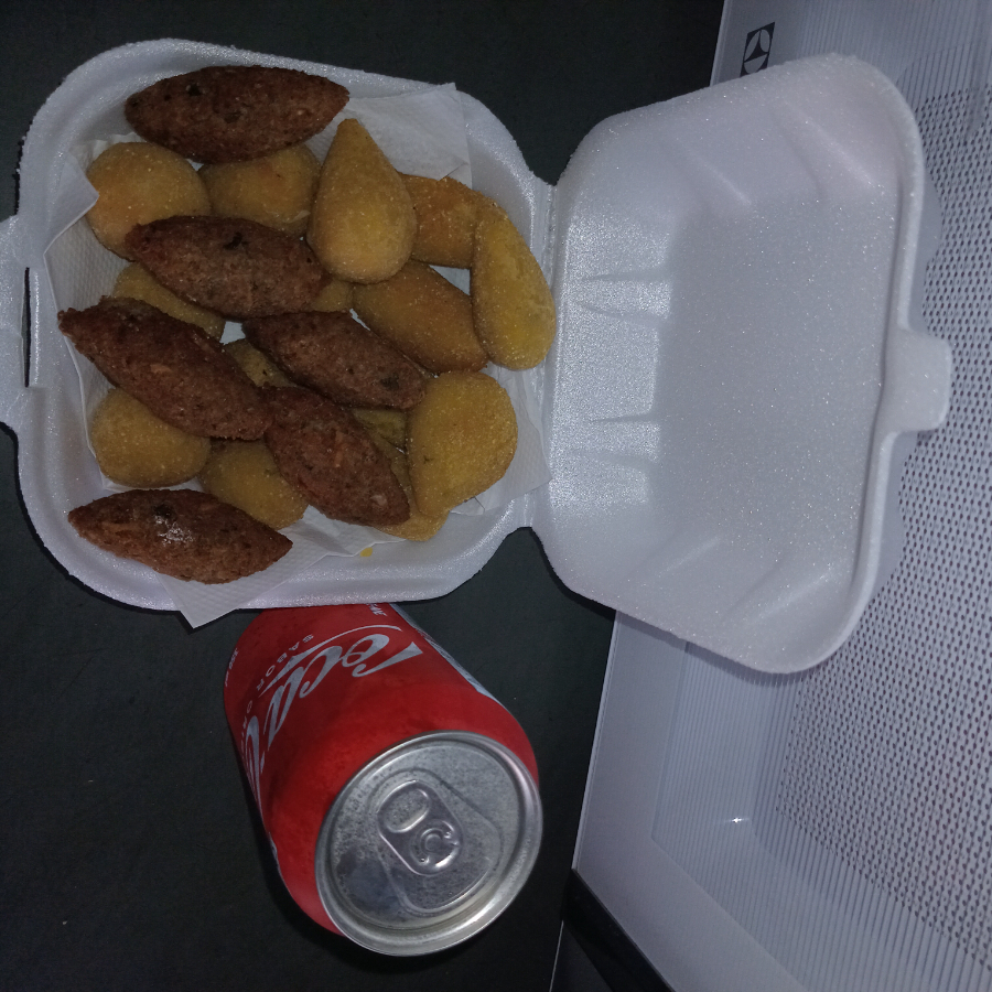 15 salgadinhos mistos mais uma coca lata