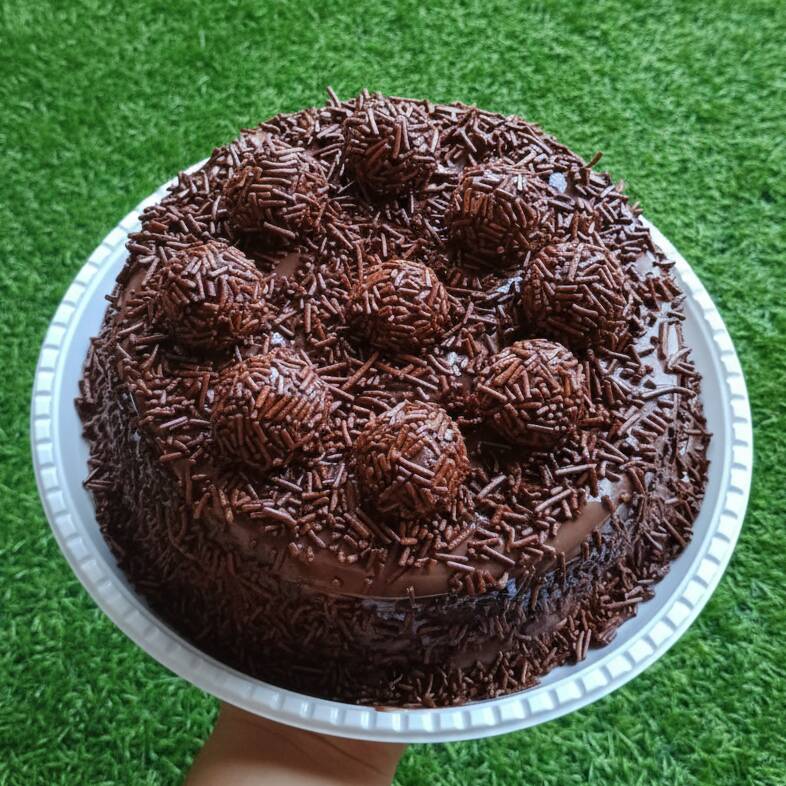 Bolo de massa branca, leve e fofinha coberta com um vulcão cremoso de brigadeiro de chocolate 50%. Doce na medida certa, irresistível e com o sabor que todo mundo ama. Peso médio 1kg. Tamanho do bolo: 18cm.