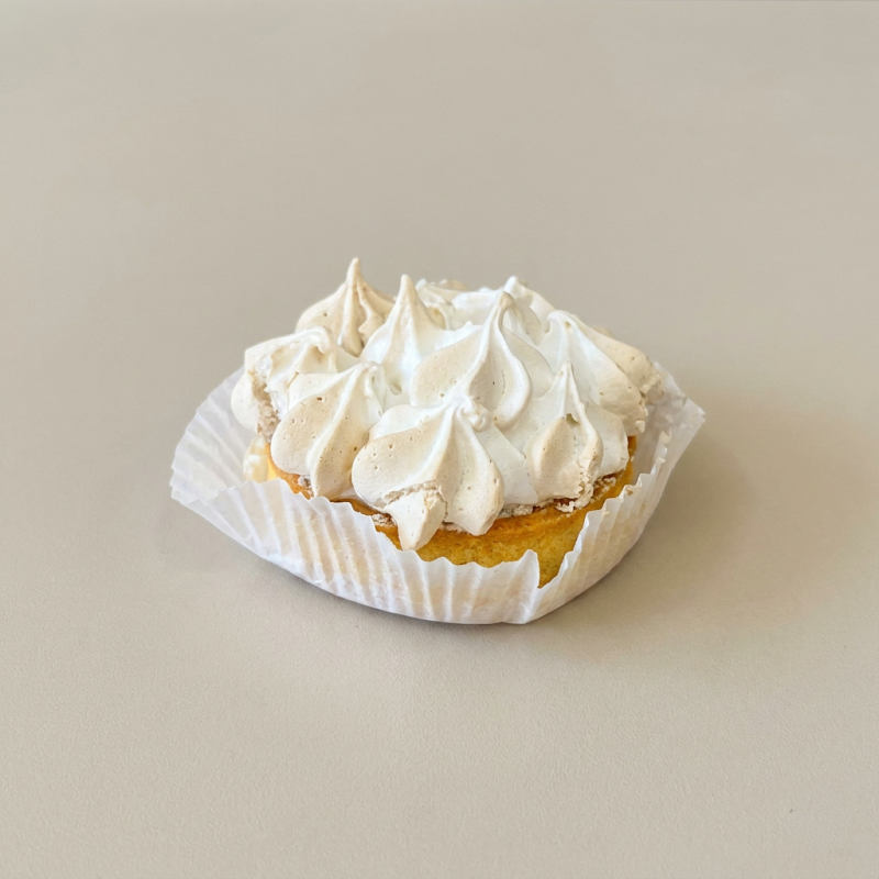 Uma sobremesa leve e refrescante! Nossa Torteleta de Limão tem massa crocante e amanteigada, recheio cremoso com o equilíbrio perfeito entre o doce e o azedinho do limão, finalizada com um toque especial que deixa tudo ainda mais saboroso.
