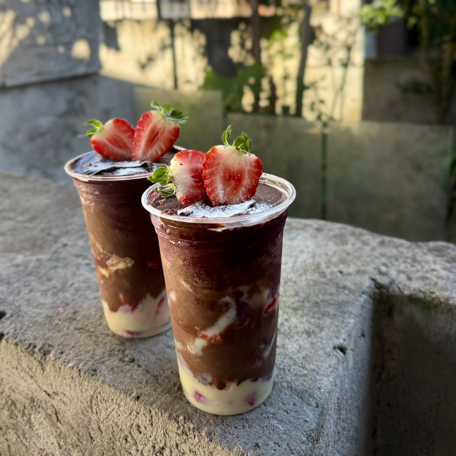 Açaí + Creme de Avela, Morango, leite condensado e leite em po.