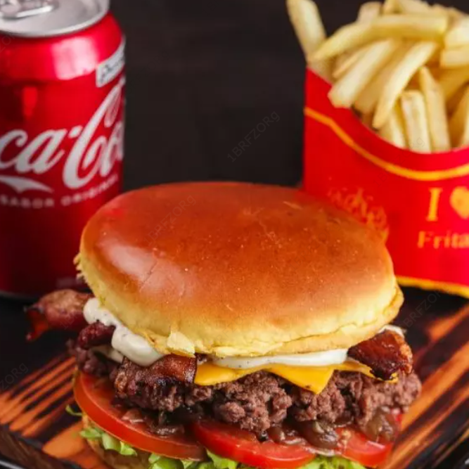 1x Senhor barriga Bacon Artesanal +1x batata frita 150g + um refrigerante Lata 350 ml da sua escolha.