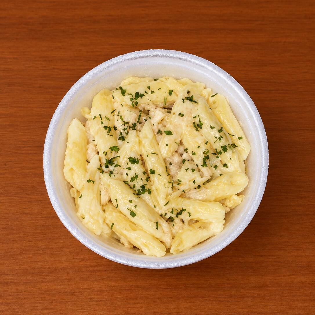 Massa cremosa preparada com nosso delicioso molho branco. Acompanha bacon para deixar o prato ainda mais saboroso.