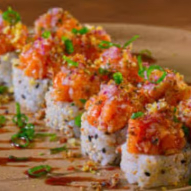 Uramaki Filadélfia com tartar de Salmao picadinho e cebolinha por cima, explosão de sabor