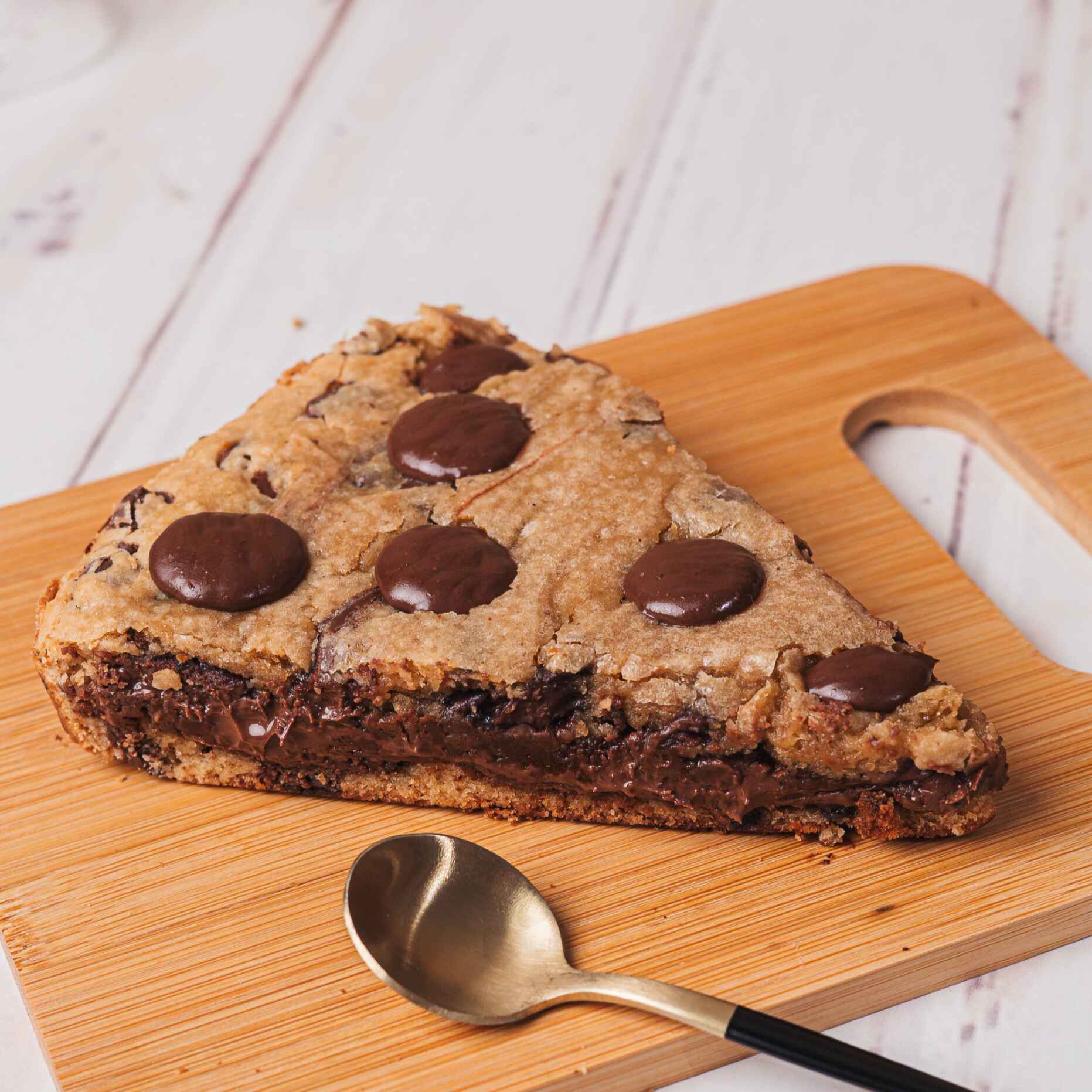 Massa tradicional de cookie com gotas de chocolate e recheio de nutella.