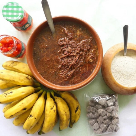 Um prato típico da culinária paranaense. O barreado é preparado com carne bovina, desfiada e temperada com especiarias que realçam seu sabor único. Acompanha arroz branco soltinho, que equilibra a intensidade do prato, e banana à milanesa. (*) Não fazemos alterações!
